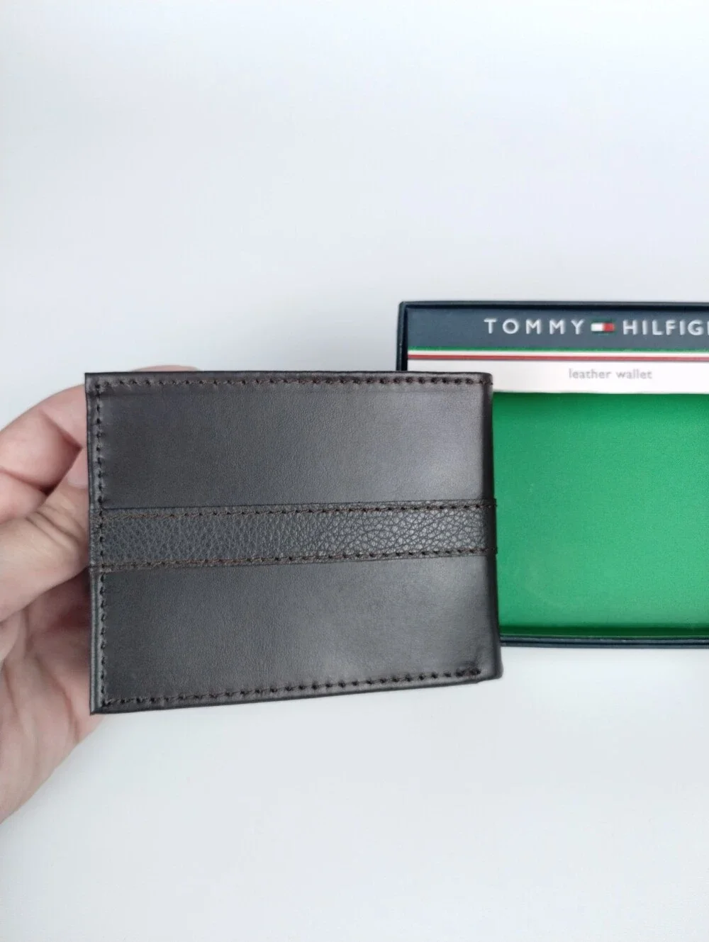 Tommy Hilfiger Mens Genuine Leather Passcase Wallet Ranger Bifold Brown